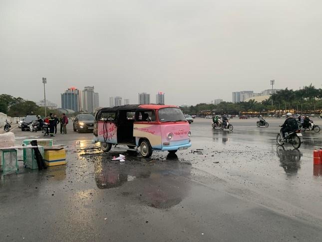 Ô tô bốc cháy ngùn ngụt trước quảng trường sân Mỹ Đình-3