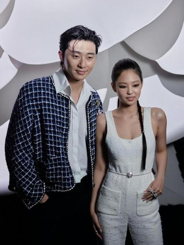 Park Seo Joon hành động tinh tế khi chụp ảnh cùng Jennie-3