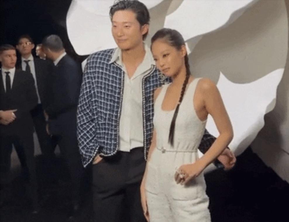 Park Seo Joon hành động tinh tế khi chụp ảnh cùng Jennie-5