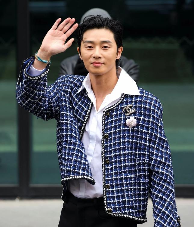 Park Seo Joon hành động tinh tế khi chụp ảnh cùng Jennie-8