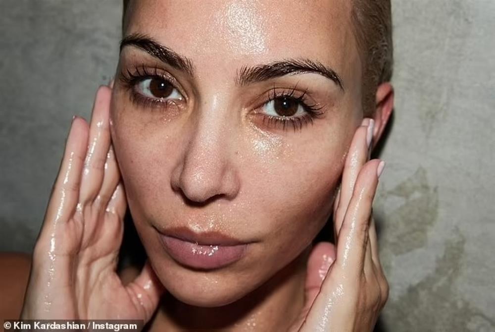 Kim Kardashian nhận cơn mưa lời khen khi chia sẻ ảnh mặt mộc-5