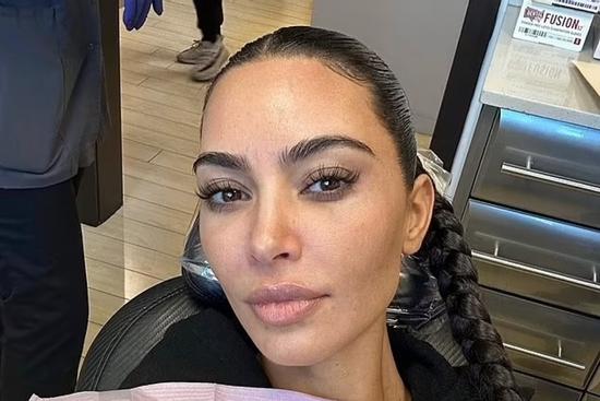 Kim Kardashian nhận cơn mưa lời khen khi chia sẻ ảnh mặt mộc