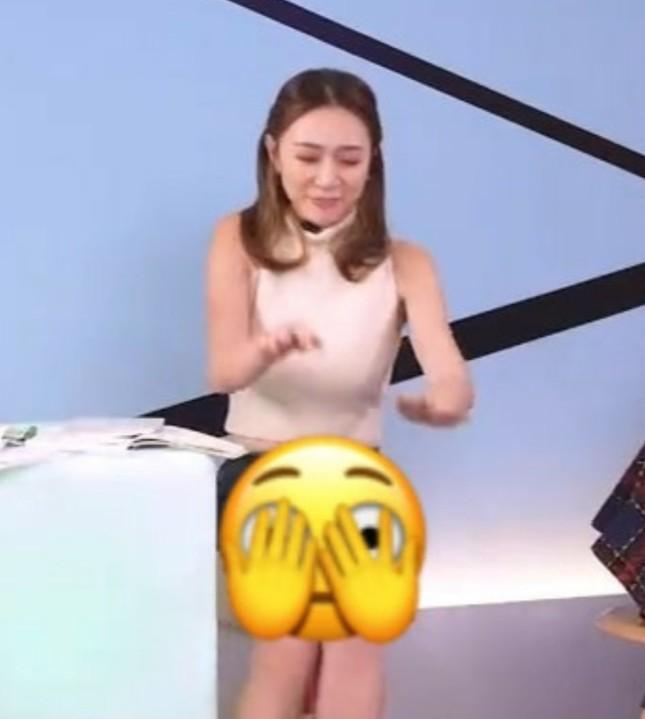 Hoa hậu Hong Kong hớ hênh trên sóng truyền hình vì mặc váy quá ngắn-1