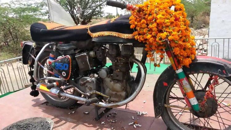 Chiếc xe máy cũ được tôn thờ như vị thần trong ngôi đền ở Ấn Độ-1