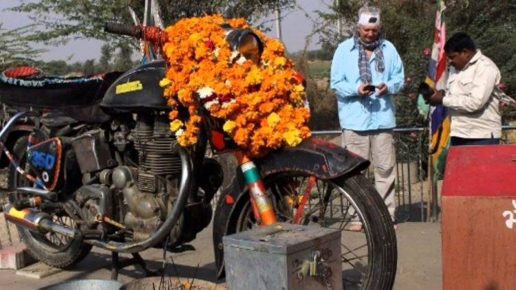 Chiếc xe máy cũ được tôn thờ như vị thần trong ngôi đền ở Ấn Độ-2