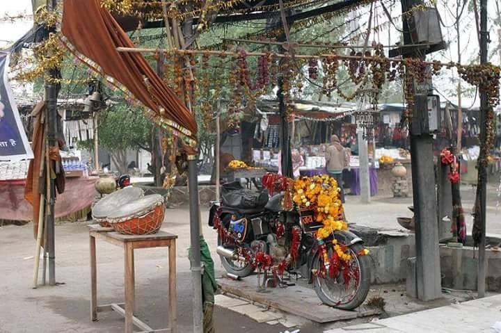 Chiếc xe máy cũ được tôn thờ như vị thần trong ngôi đền ở Ấn Độ-3