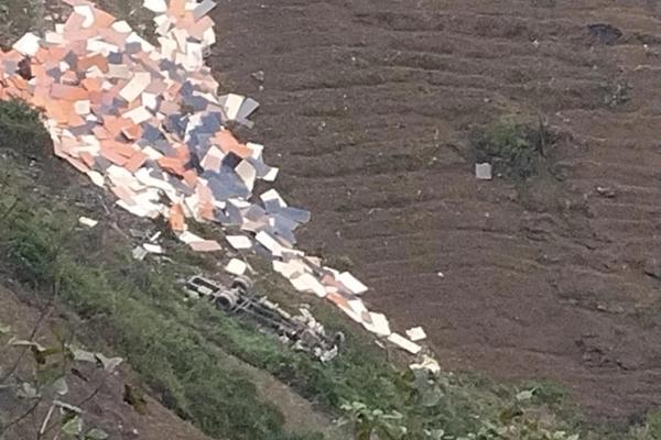 Tránh trẻ nhỏ, xe buýt lao vào quán bún chả trên phố Hà Nội-4