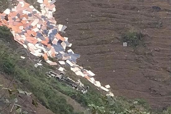 Xe tải lao từ đèo Mã Pì Lèng xuống vực sâu 120m