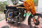 Chiếc xe máy cũ được tôn thờ như vị thần trong ngôi đền ở Ấn Độ
