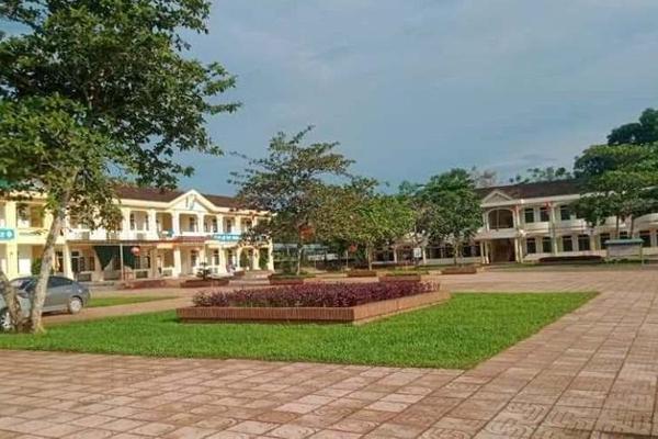 Nam sinh rơi từ tầng 2 trường học phải nhập viện cấp cứu-1