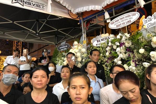 Ngọc Huyền ngất xỉu khi đêm cuối hát tiễn biệt NSƯT Vũ Linh-6