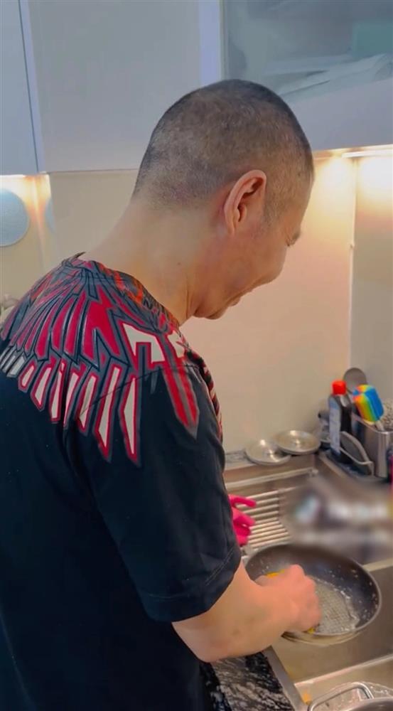 Công Lý tự tay làm một điều cho bà xã sau khi sức khỏe tiến triển-2