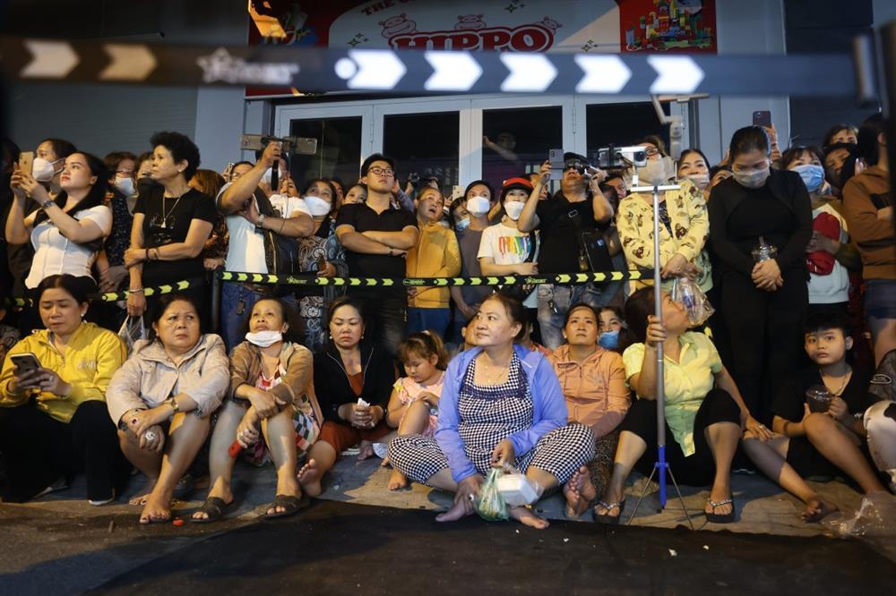 Nhiều người dân thức đến sáng tiễn biệt nghệ sĩ Vũ Linh-7