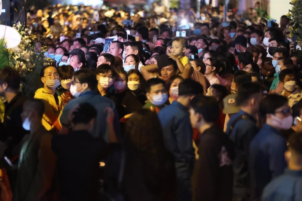 Nhiều người dân thức đến sáng tiễn biệt nghệ sĩ Vũ Linh-8