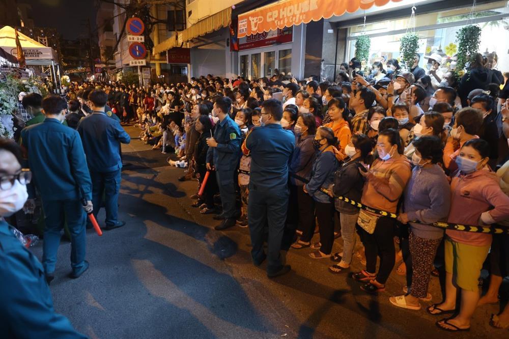 Nhiều người dân thức đến sáng tiễn biệt nghệ sĩ Vũ Linh-9