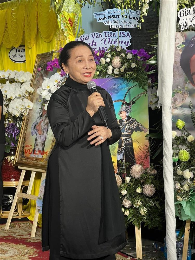 Nhiều người dân thức đến sáng tiễn biệt nghệ sĩ Vũ Linh-2