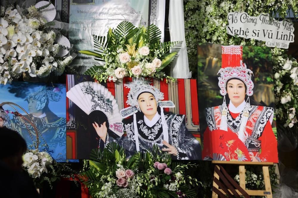 Nhiều người dân thức đến sáng tiễn biệt nghệ sĩ Vũ Linh-1