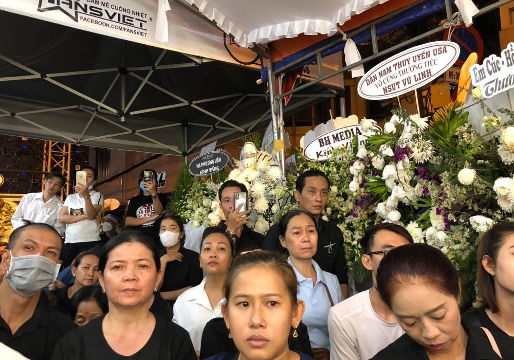 Nhiều người dân thức đến sáng tiễn biệt nghệ sĩ Vũ Linh-10