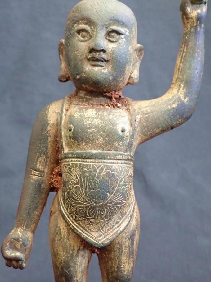 Phát hiện tượng Phật bằng đồng niên đại trăm năm tuổi trên bãi biển-1