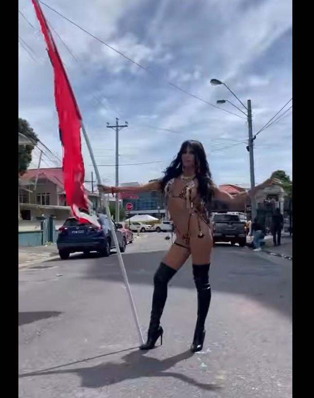 Á hậu Thế giới gây tranh cãi với trang phục hở-2