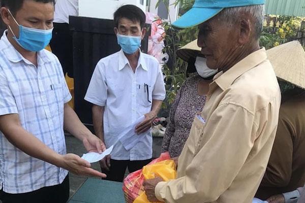 Chi 5.000 đồng mua bao đựng, người nghèo được xã phát 0,4 kg gạo trị giá 4.000 đồng-1