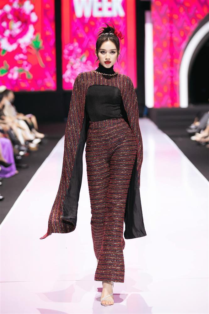 Không phải váy xẻ cao, đây mới là món đồ tôn dáng Đỗ Thị Hà nhất-7