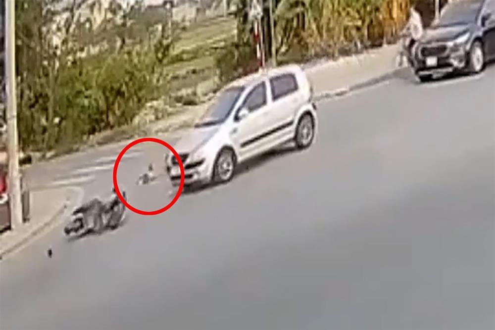 Đèo con nhỏ phóng như bay qua ngã tư, hai mẹ con bị ô tô hất văng-2