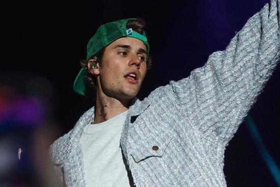 Justin Bieber tưởng được chào đón nhưng lại bị phản ứng dữ dội