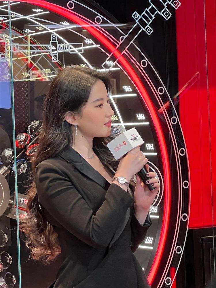 Lưu Diệc Phi để mặt mộc đi mua sắm tại Paris-5