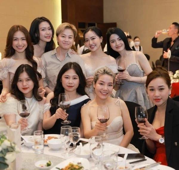 Nhan sắc nổi bật của Hòa Minzy khi chung khung hình dàn WAGs-2