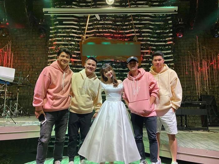 Nhan sắc nổi bật của Hòa Minzy khi chung khung hình dàn WAGs-3