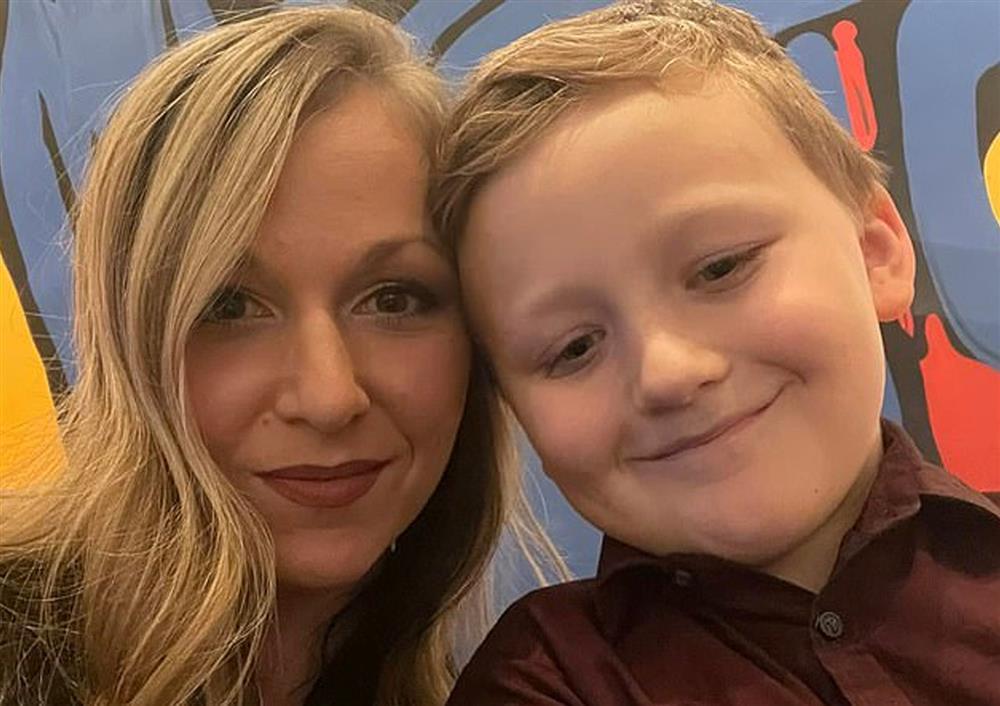 Hành động của cậu bé 8 tuổi khiến nhân viên phục vụ bật khóc-2