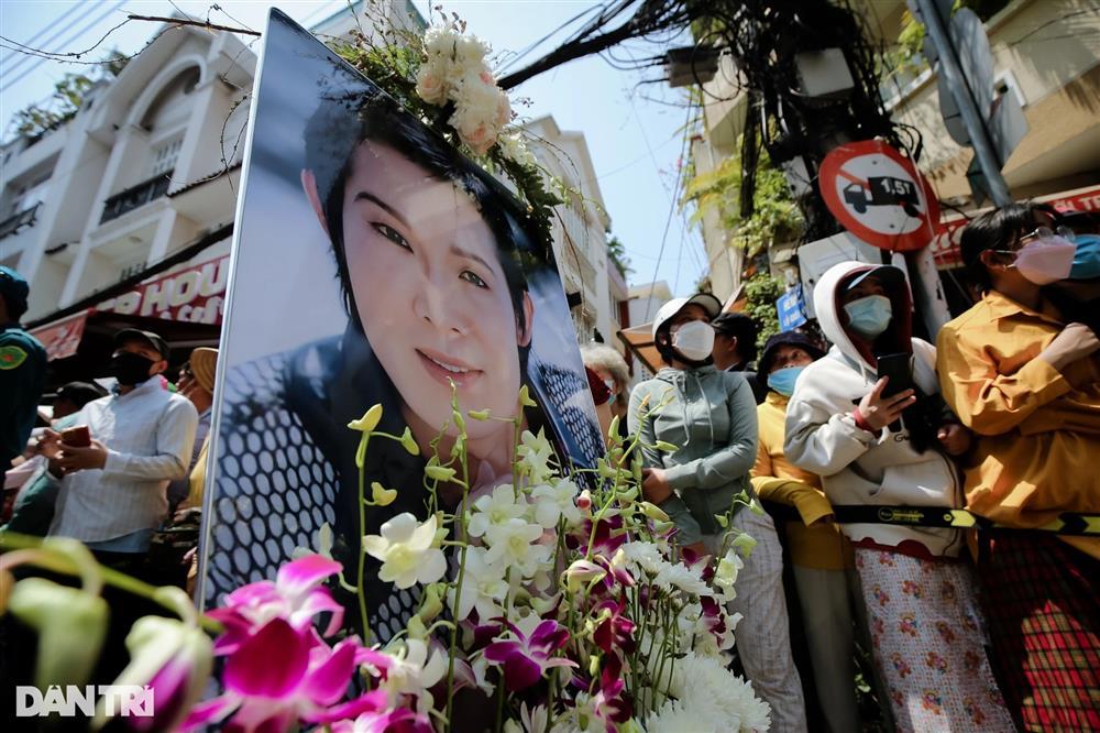 Hàng nghìn người nối đuôi theo xe tang nghệ sĩ Vũ Linh-1