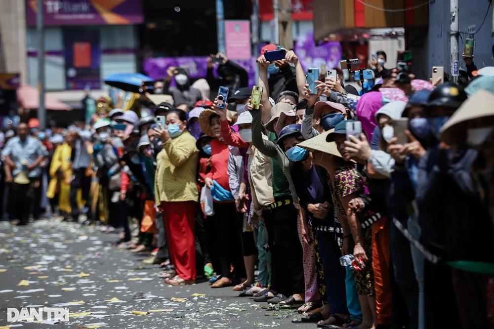 Hàng nghìn người nối đuôi theo xe tang nghệ sĩ Vũ Linh-2