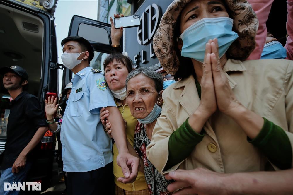 Hàng nghìn người nối đuôi theo xe tang nghệ sĩ Vũ Linh-3