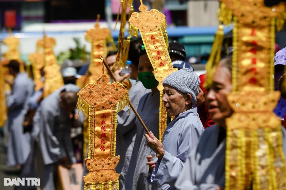 Hàng nghìn người nối đuôi theo xe tang nghệ sĩ Vũ Linh-4