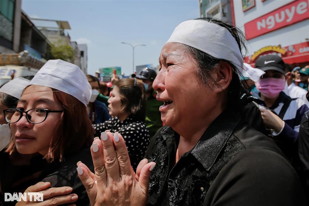 Hàng nghìn người nối đuôi theo xe tang nghệ sĩ Vũ Linh-6