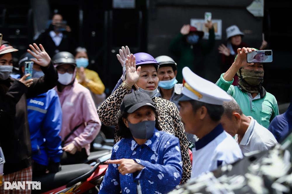 Hàng nghìn người nối đuôi theo xe tang nghệ sĩ Vũ Linh-8