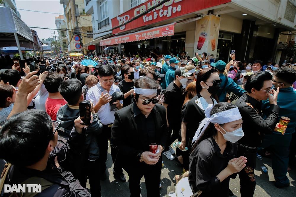 Hàng nghìn người nối đuôi theo xe tang nghệ sĩ Vũ Linh-9