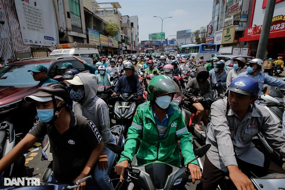 Hàng nghìn người nối đuôi theo xe tang nghệ sĩ Vũ Linh-10