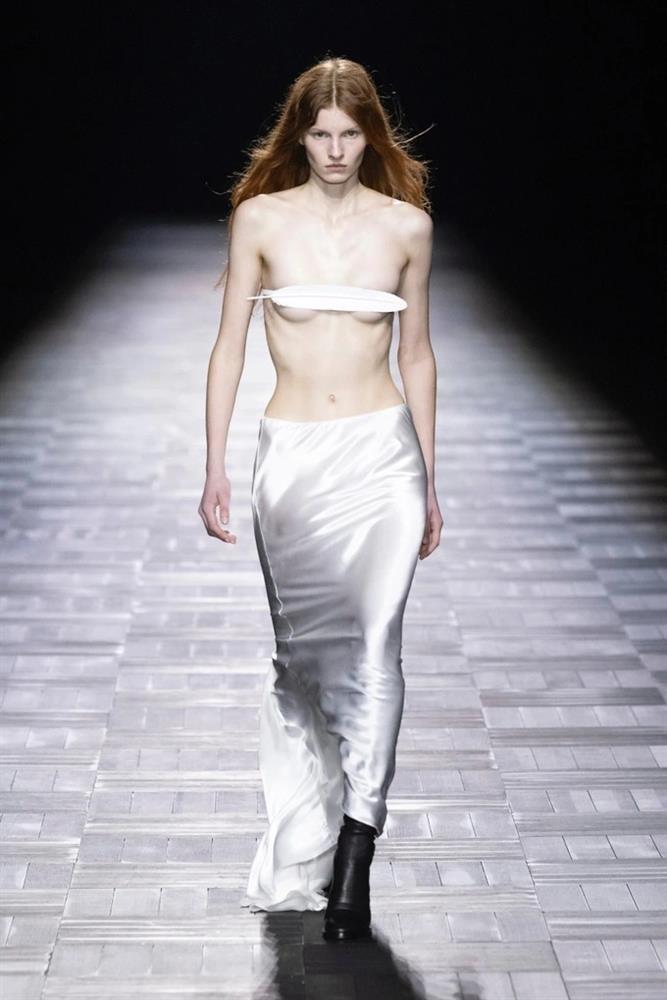 Loạt người mẫu để ngực trần, dùng tay che chắn khi catwalk-1