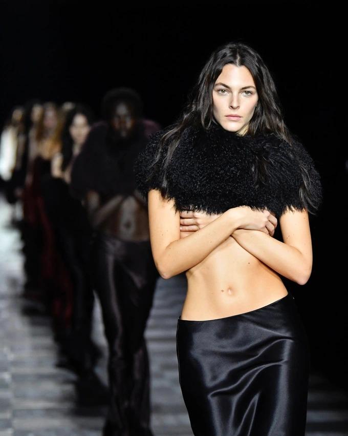 Loạt người mẫu để ngực trần, dùng tay che chắn khi catwalk-3