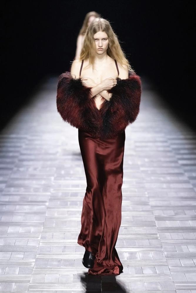 Loạt người mẫu để ngực trần, dùng tay che chắn khi catwalk-5