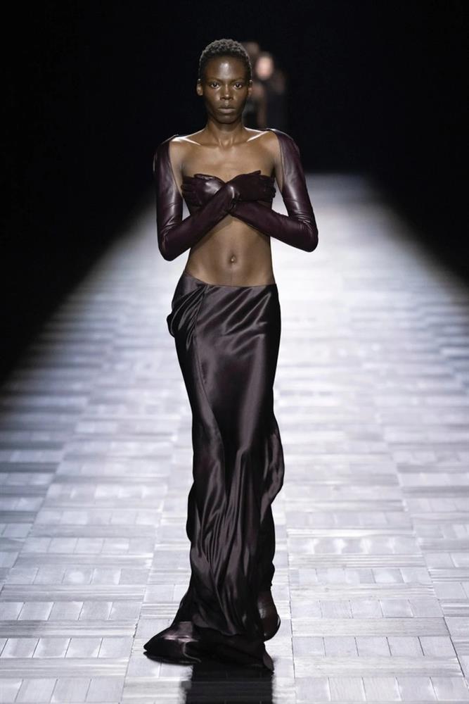 Loạt người mẫu để ngực trần, dùng tay che chắn khi catwalk-6