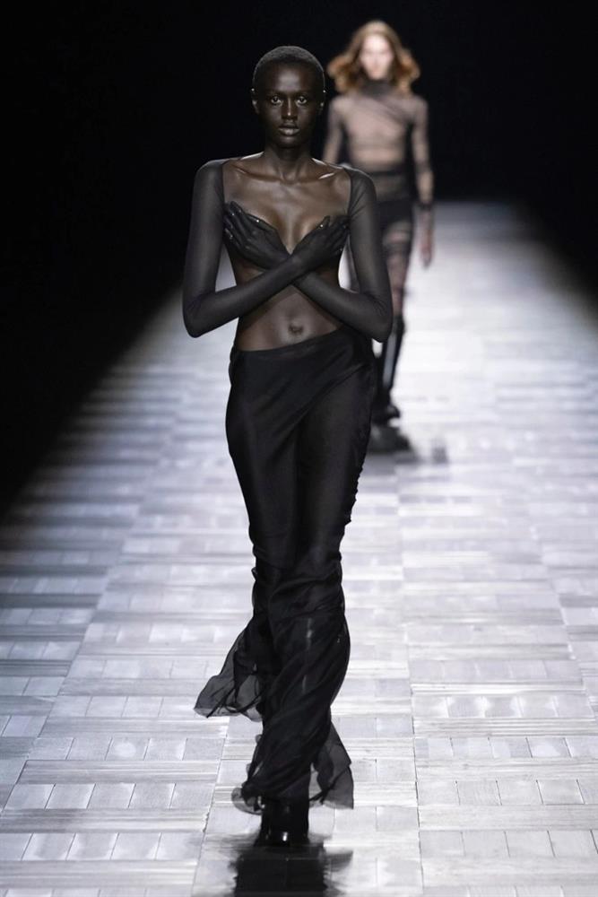 Loạt người mẫu để ngực trần, dùng tay che chắn khi catwalk-8