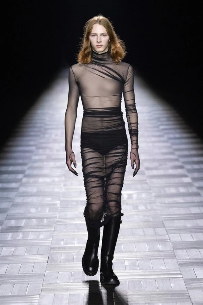 Loạt người mẫu để ngực trần, dùng tay che chắn khi catwalk-10