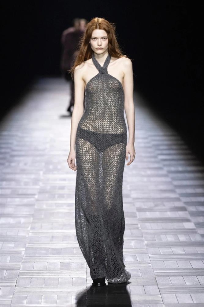 Loạt người mẫu để ngực trần, dùng tay che chắn khi catwalk-11