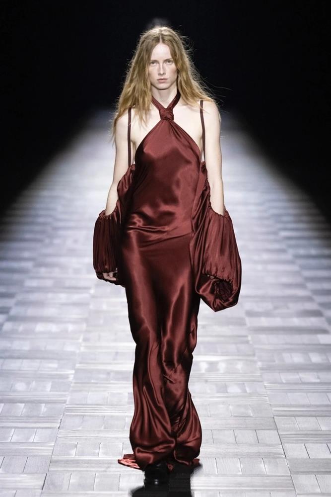 Loạt người mẫu để ngực trần, dùng tay che chắn khi catwalk-12