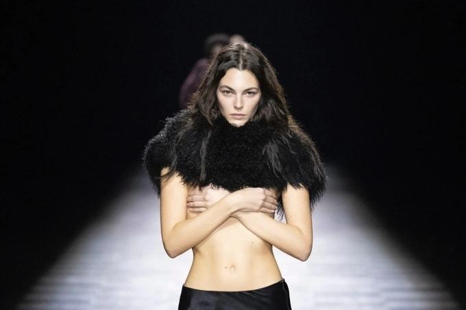 Heidi Klum gây tranh cãi với bức ảnh dùng tay che ngực ở tuổi 50-3