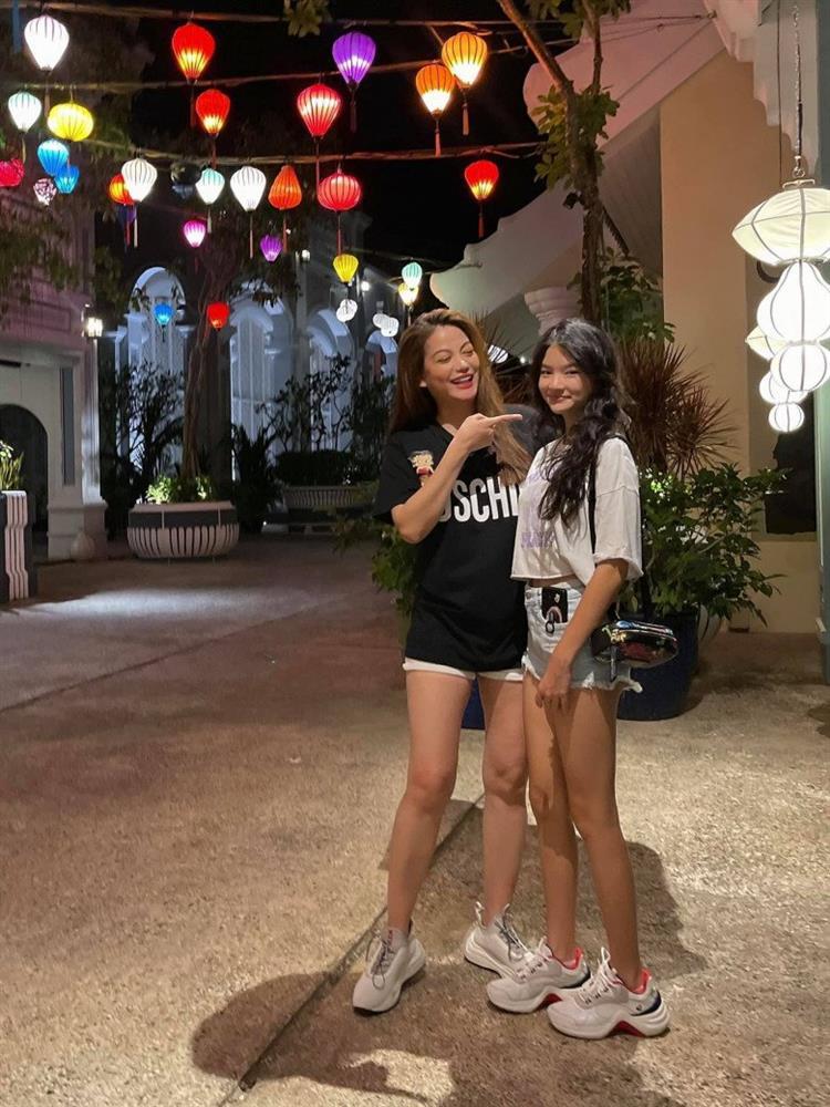 Con gái Trương Ngọc Ánh cao gần bằng mẹ, đôi chân thẳng như kiếm-3